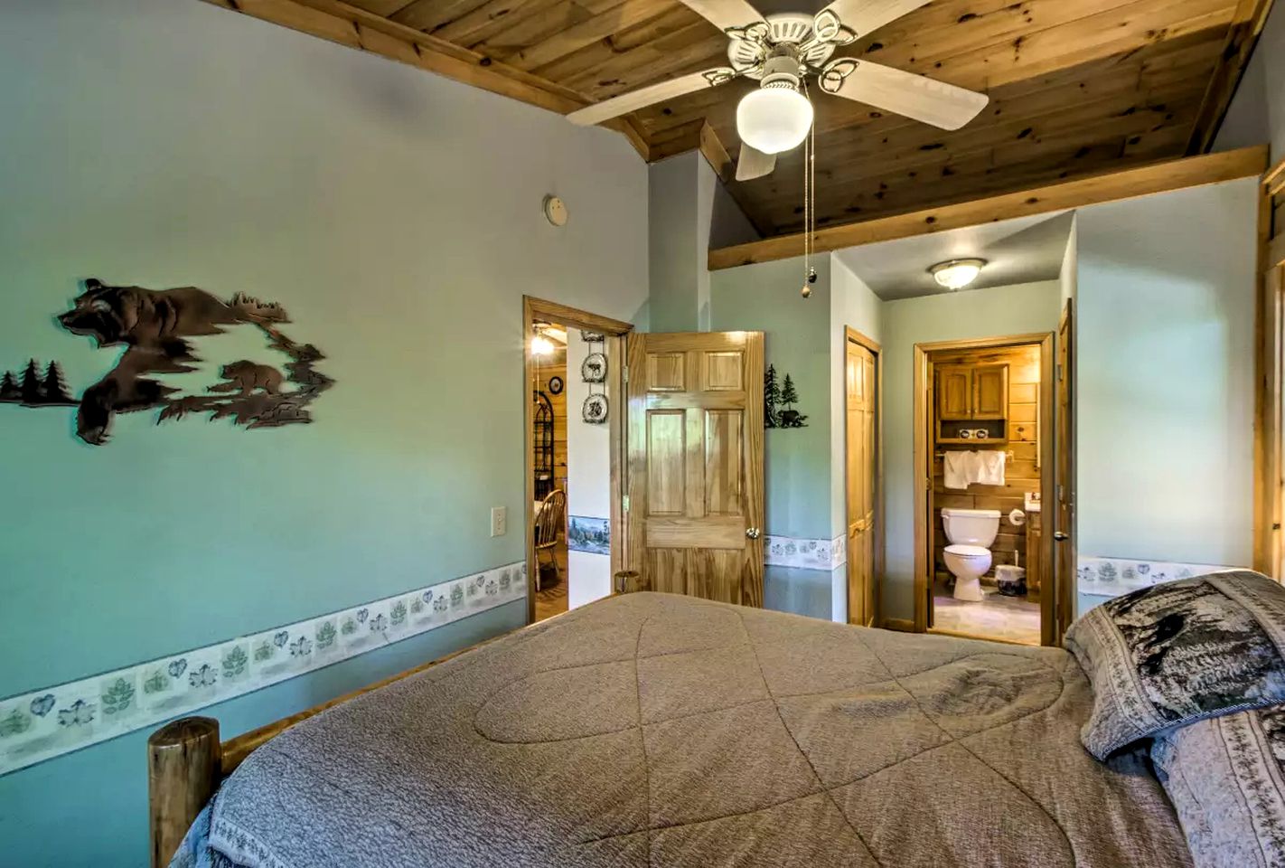 Wonderful Log Cabin with a Hot Tub near the Nantahala River in North Carolina