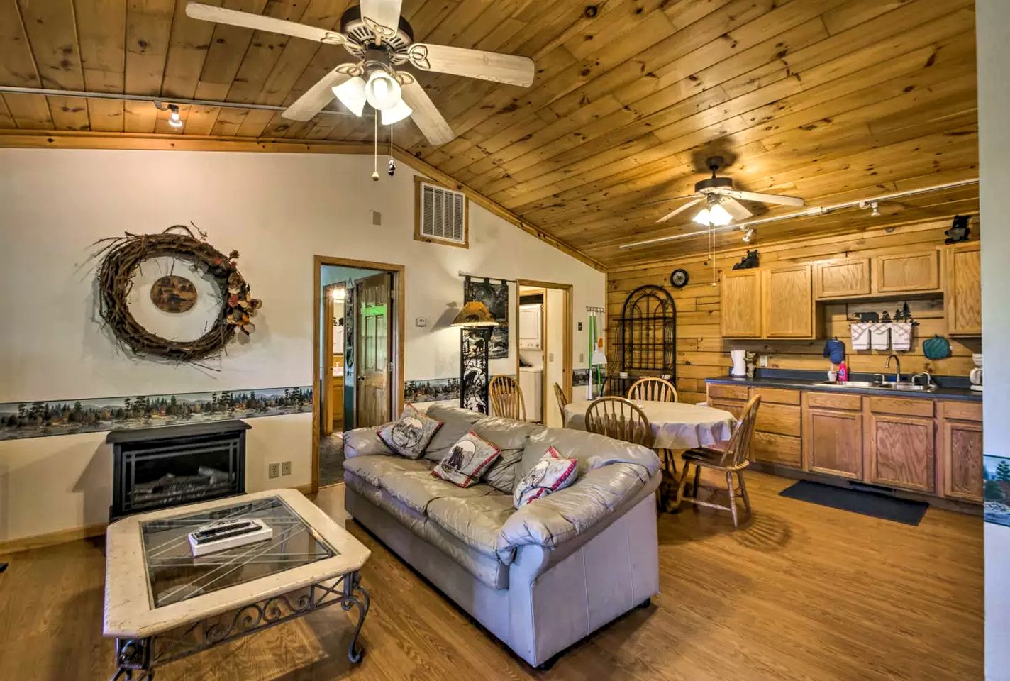 Wonderful Log Cabin with a Hot Tub near the Nantahala River in North Carolina