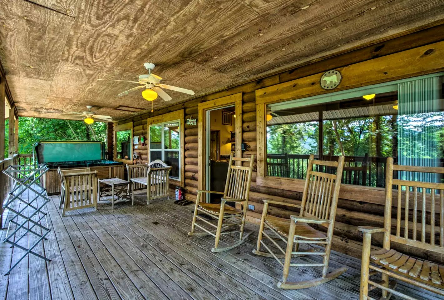Wonderful Log Cabin with a Hot Tub near the Nantahala River in North Carolina