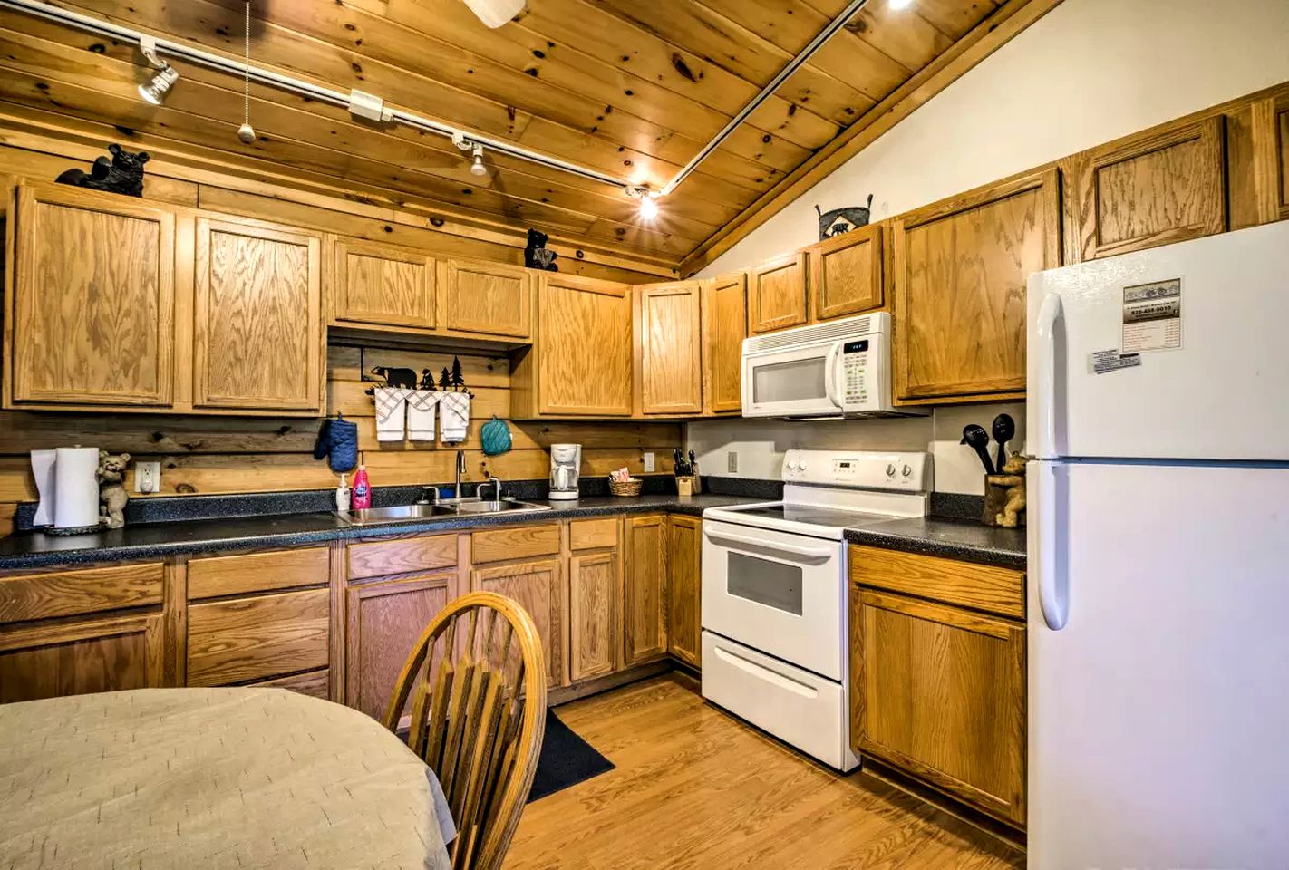 Wonderful Log Cabin with a Hot Tub near the Nantahala River in North Carolina