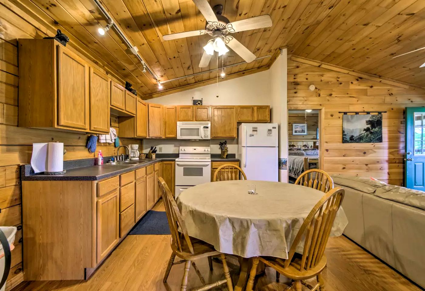 Wonderful Log Cabin with a Hot Tub near the Nantahala River in North Carolina