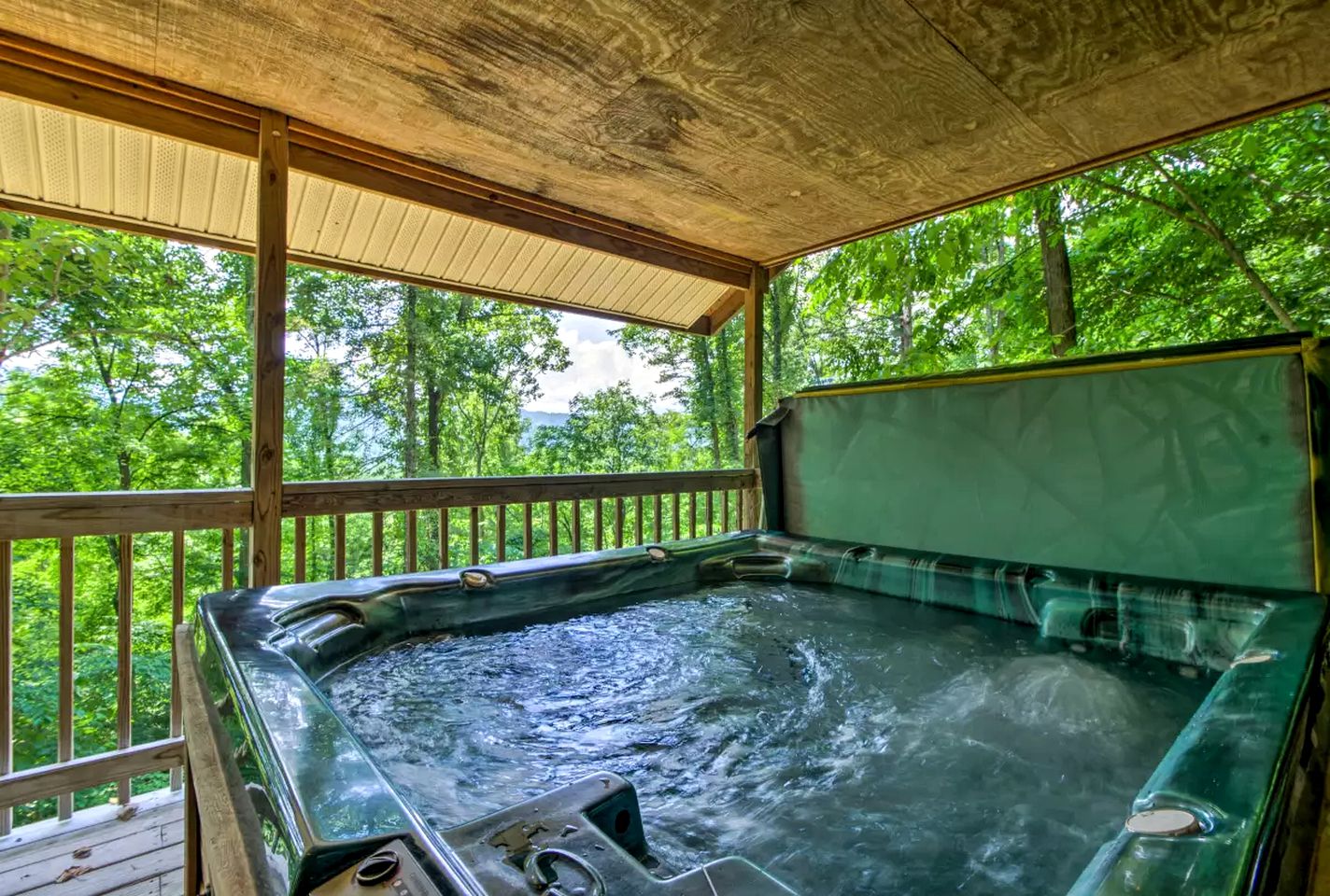 Wonderful Log Cabin with a Hot Tub near the Nantahala River in North Carolina