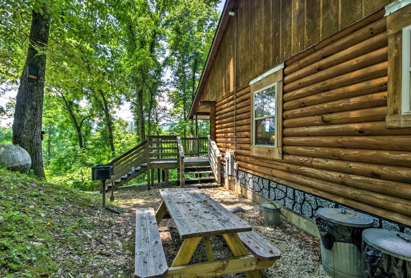 Wonderful Log Cabin with a Hot Tub near the Nantahala River in North Carolina