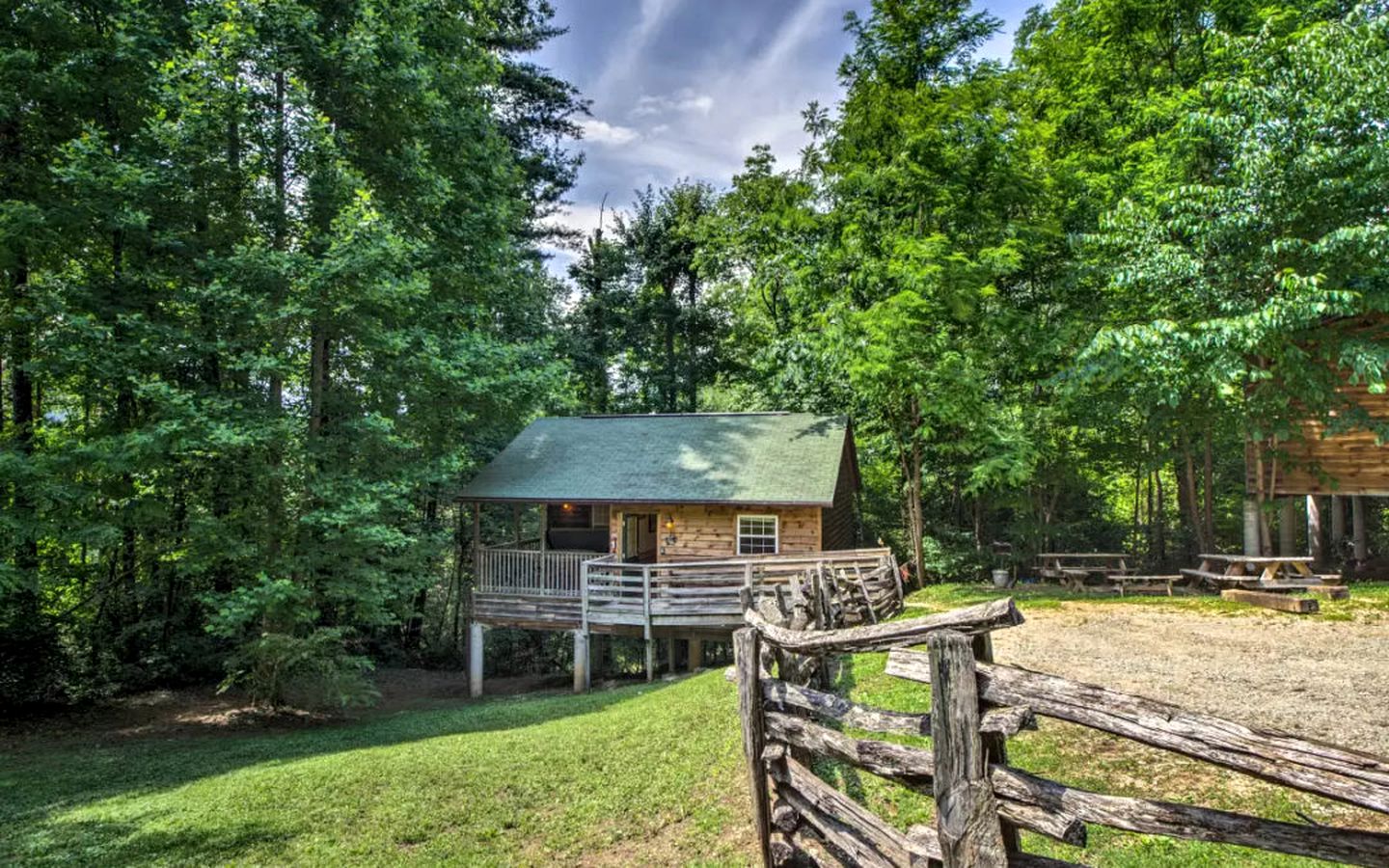 Inviting Cabin Retreat with a Private Hot Tub in Bryson City, North Carolina