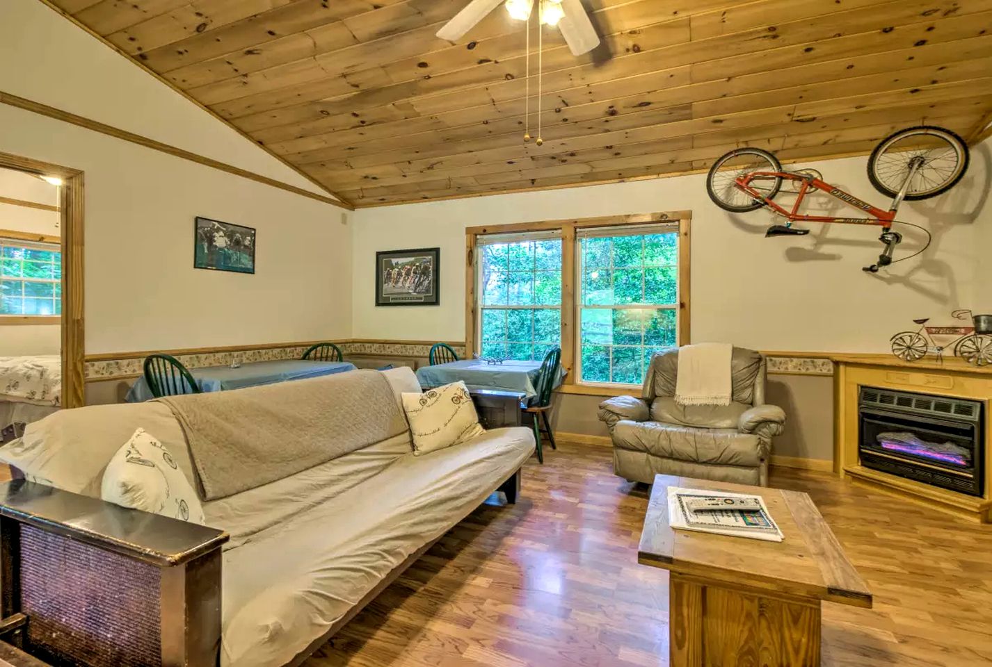 Inviting Cabin Retreat with a Private Hot Tub in Bryson City, North Carolina