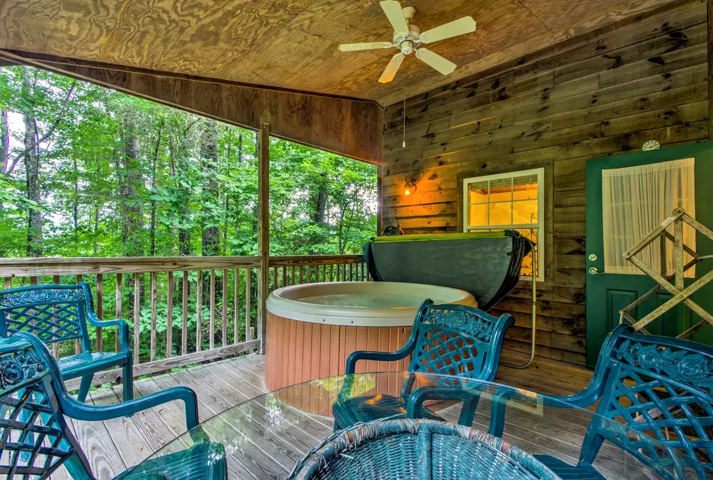 Inviting Cabin Retreat with a Private Hot Tub in Bryson City, North Carolina