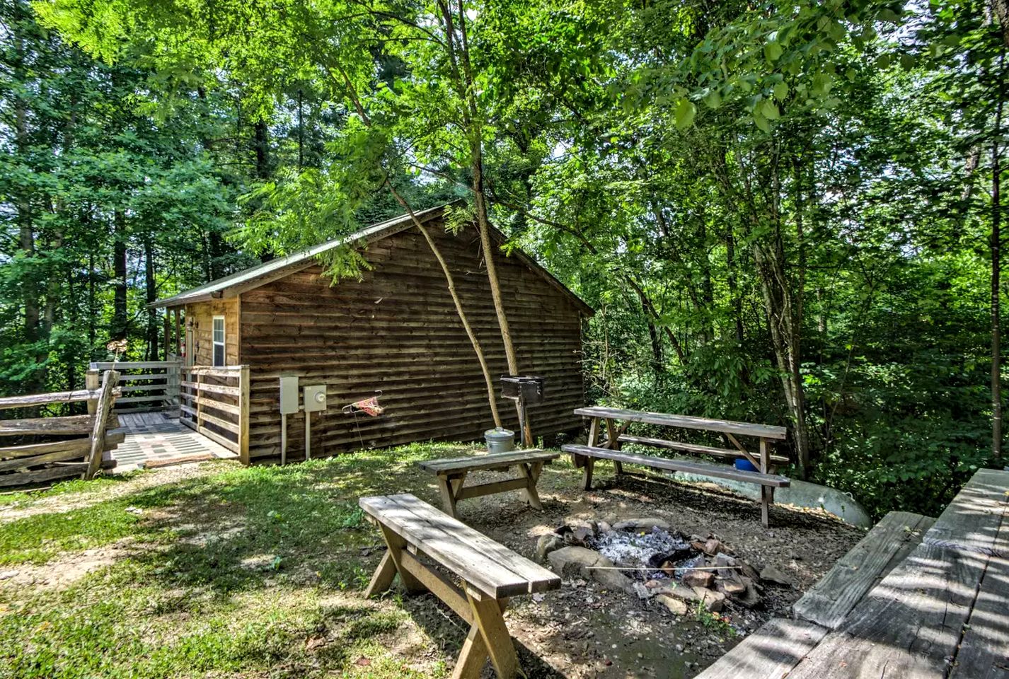 Inviting Cabin Retreat with a Private Hot Tub in Bryson City, North Carolina