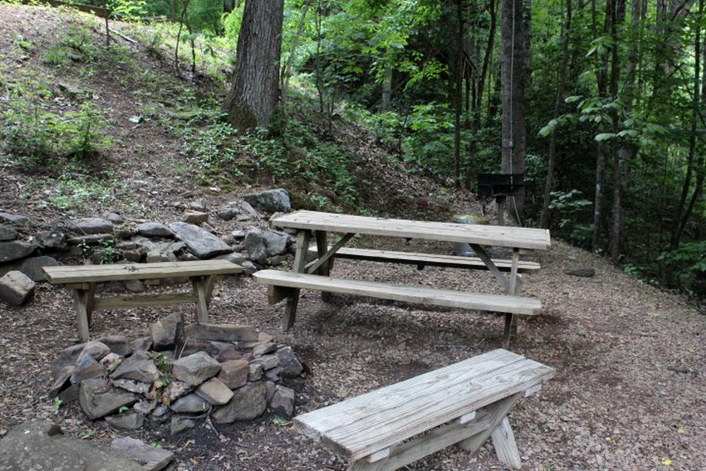 Rustic Log Cabin with a Hot Tub near the Nantahala River in Bryson City, North Carolina