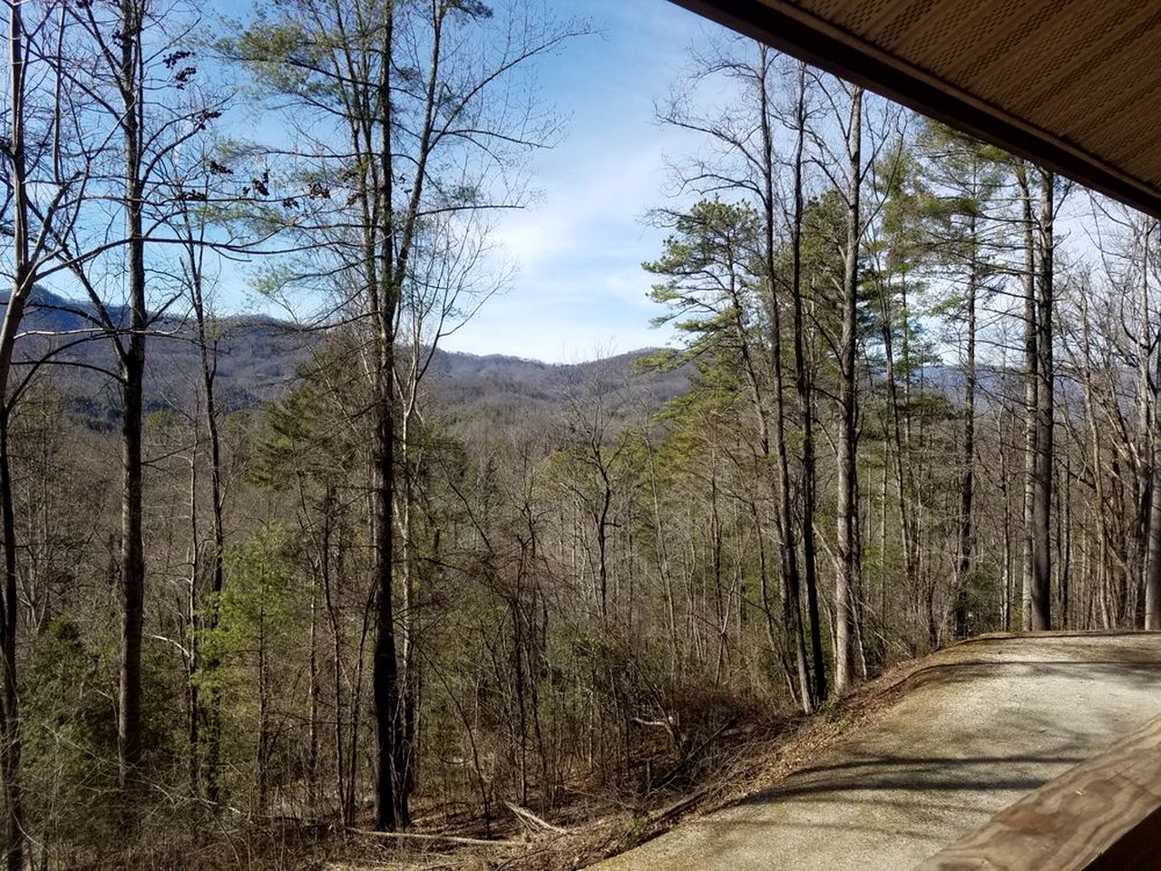 Rustic Log Cabin with a Hot Tub near the Nantahala River in Bryson City, North Carolina