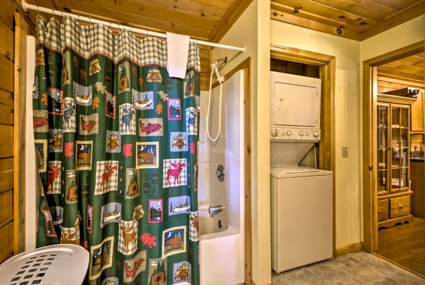 Rustic Log Cabin with a Hot Tub near the Nantahala River in Bryson City, North Carolina