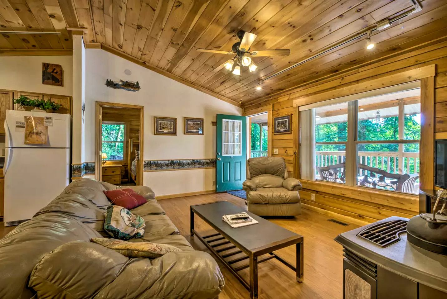 Rustic Log Cabin with a Hot Tub near the Nantahala River in Bryson City, North Carolina