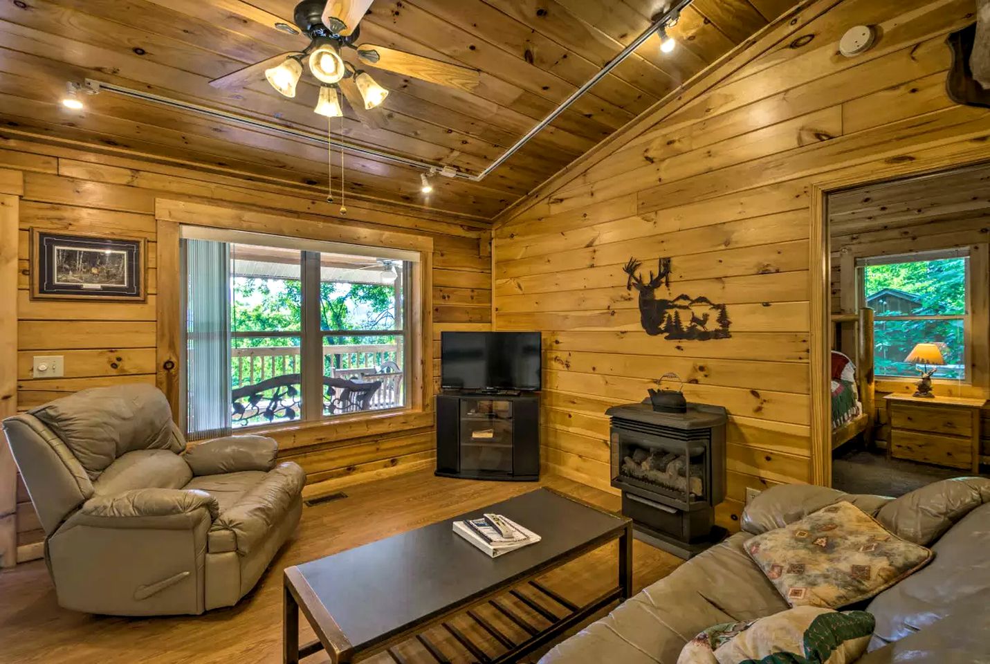 Rustic Log Cabin with a Hot Tub near the Nantahala River in Bryson City, North Carolina