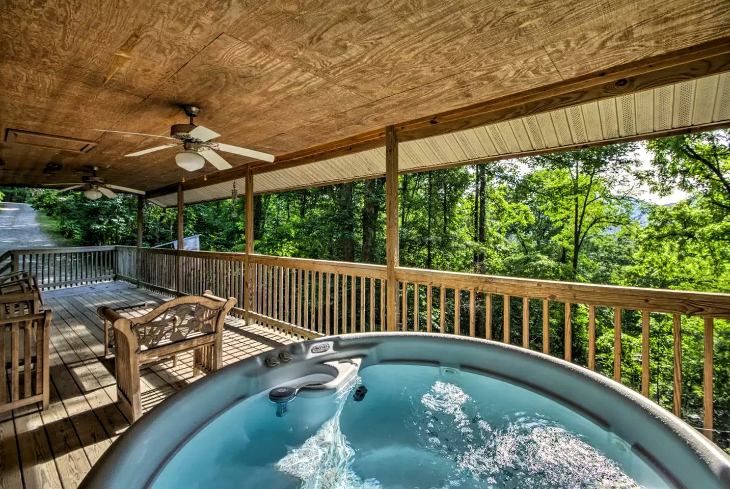 Rustic Log Cabin with a Hot Tub near the Nantahala River in Bryson City, North Carolina