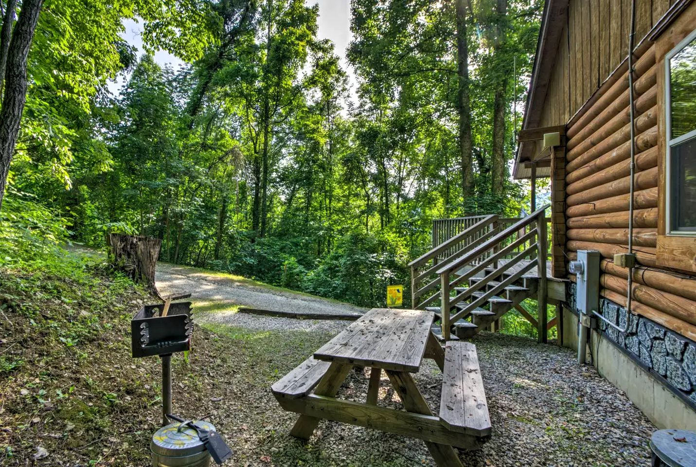 Rustic Log Cabin with a Hot Tub near the Nantahala River in Bryson City, North Carolina