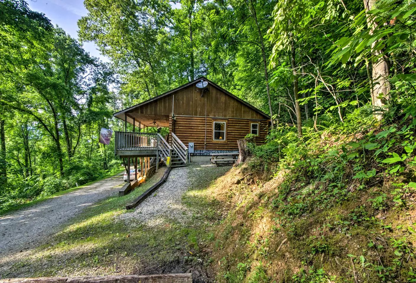 Rustic Log Cabin with a Hot Tub near the Nantahala River in Bryson City, North Carolina