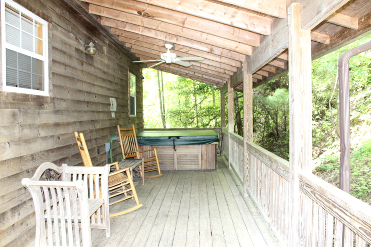 Idyllic Cabin Accommodation with a Hot Tub near Fontana Lake in North Carolina