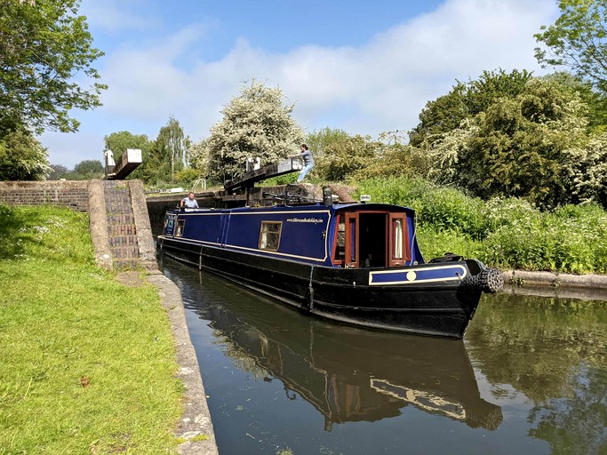 Spacious Narrow Boat Cruiser with Wood Burning Stove and TV, Perfect for a Weekend Floating on the Canals of Tring, England