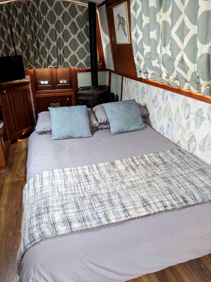 Spacious Narrow Boat Cruiser with Wood Burning Stove and TV, Perfect for a Weekend Floating on the Canals of Tring, England