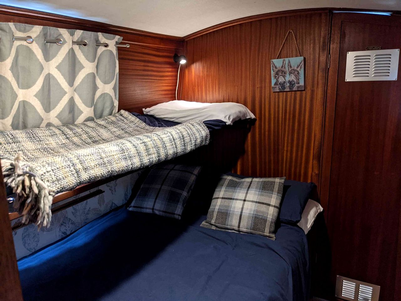 Spacious Narrow Boat Cruiser with Wood Burning Stove and TV, Perfect for a Weekend Floating on the Canals of Tring, England