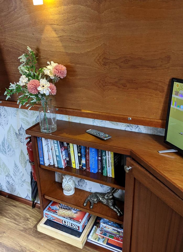Spacious Narrow Boat Cruiser with Wood Burning Stove and TV, Perfect for a Weekend Floating on the Canals of Tring, England