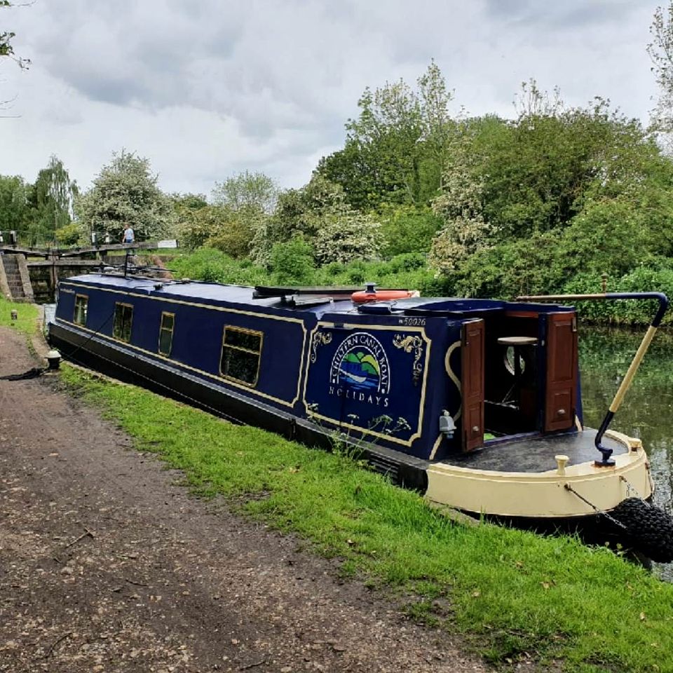 Spacious Narrow Boat Cruiser with Wood Burning Stove and TV, Perfect for a Weekend Floating on the Canals of Tring, England