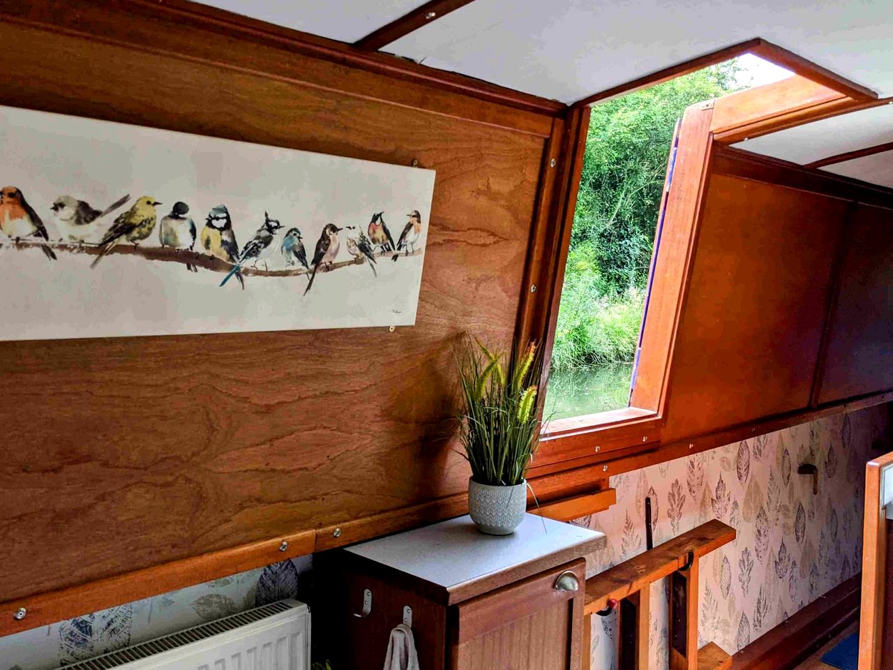 Spacious Narrow Boat Cruiser with Wood Burning Stove and TV, Perfect for a Weekend Floating on the Canals of Tring, England