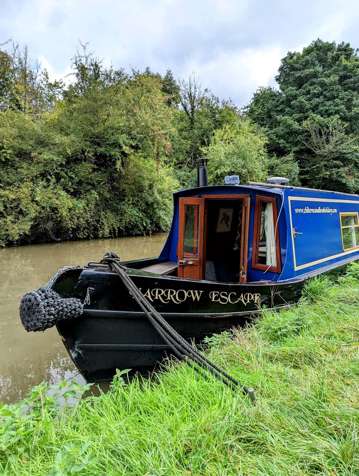 Spacious Narrow Boat Cruiser with Wood Burning Stove and TV, Perfect for a Weekend Floating on the Canals of Tring, England