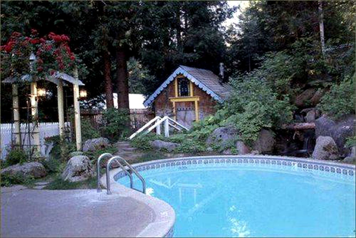 Romantic Woodland Lodging for Two at Inn near Yosemite Valley in California