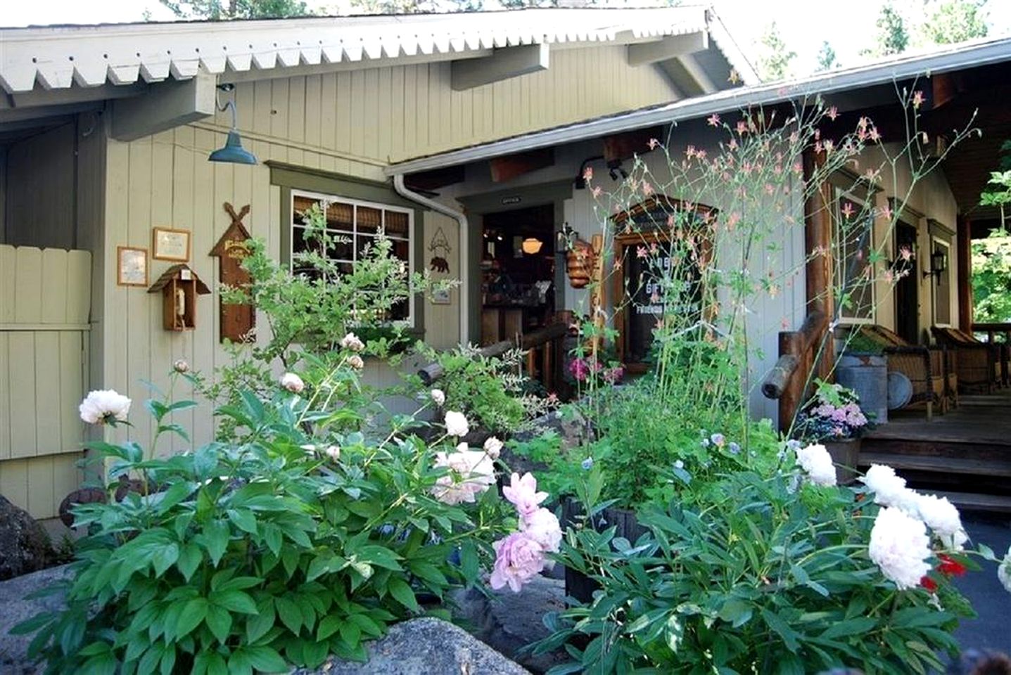 Romantic Woodland Lodging for Two at Inn near Yosemite Valley in California