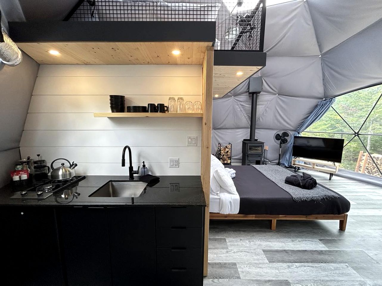 Ecological Lakefront Oasis near the Ouareau Forest Regional Park, Perfect for a Glamping Retreat in a Geodesic Dome