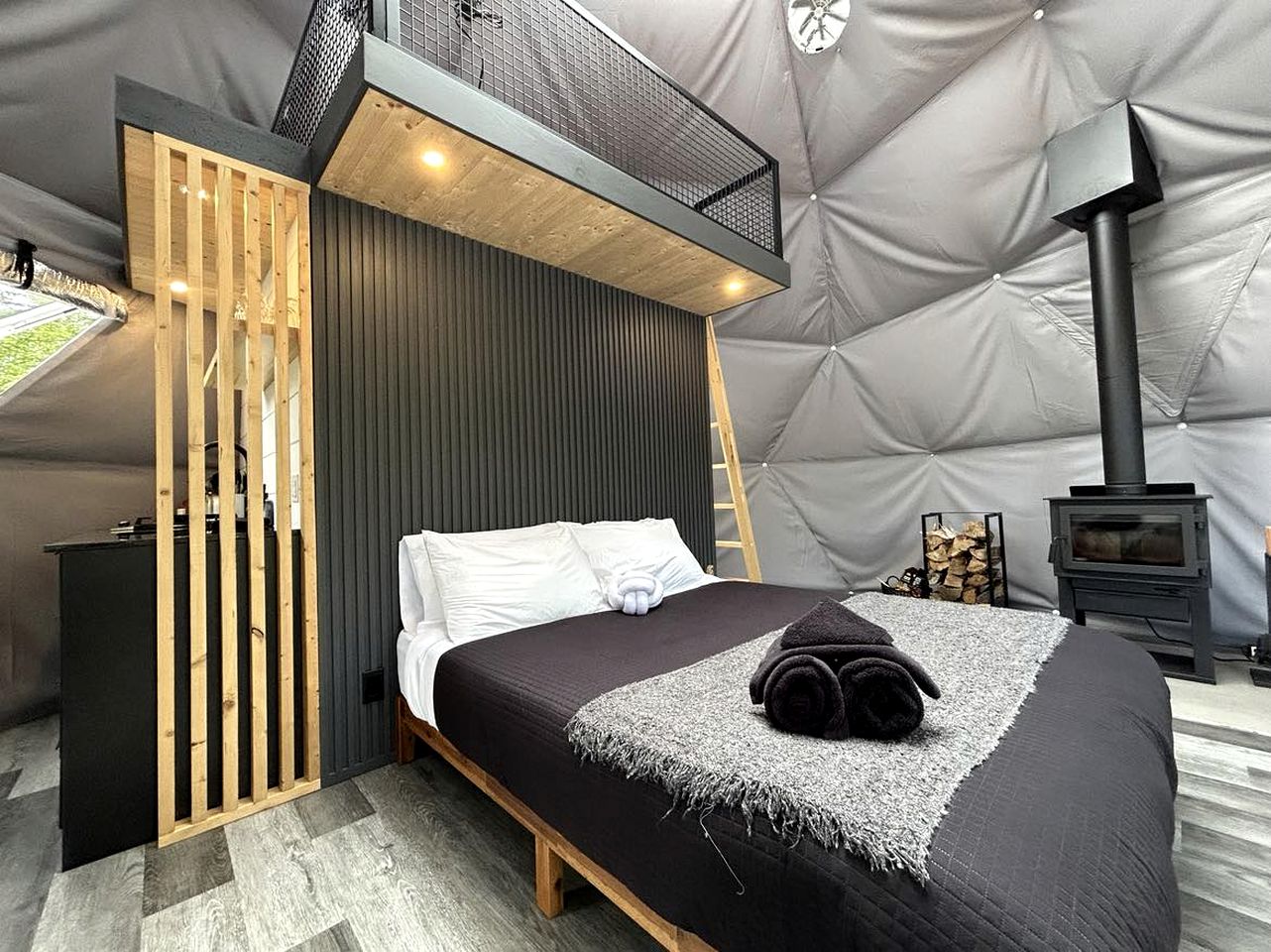 Ecological Lakefront Oasis near the Ouareau Forest Regional Park, Perfect for a Glamping Retreat in a Geodesic Dome