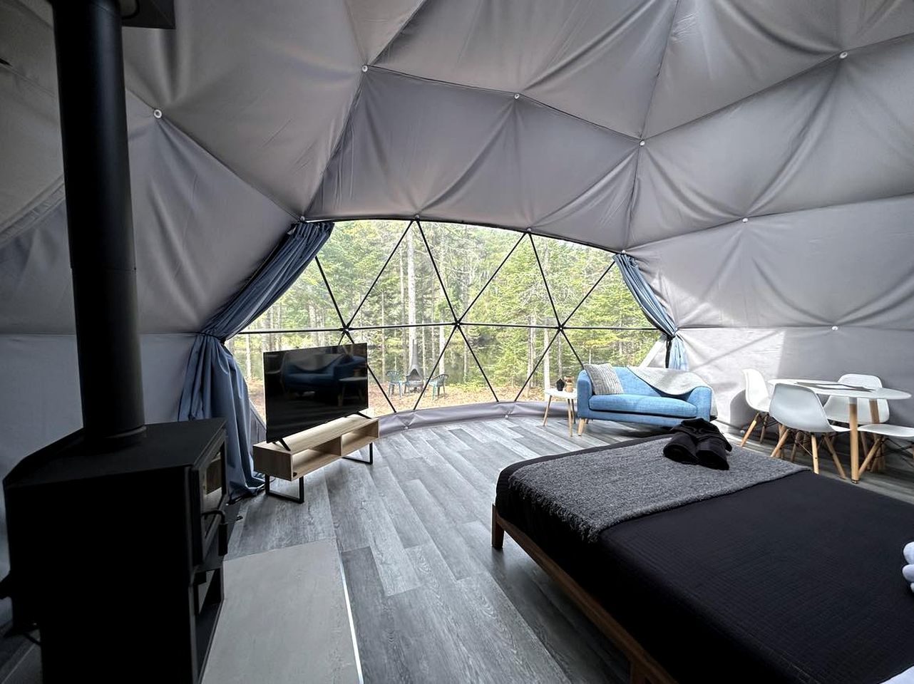 Ecological Lakefront Oasis near the Ouareau Forest Regional Park, Perfect for a Glamping Retreat in a Geodesic Dome