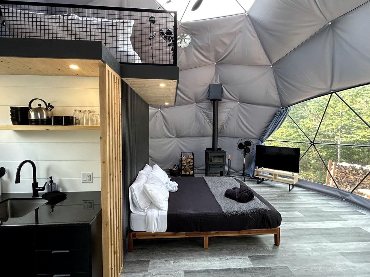 Ecological Lakefront Oasis near the Ouareau Forest Regional Park, Perfect for a Glamping Retreat in a Geodesic Dome