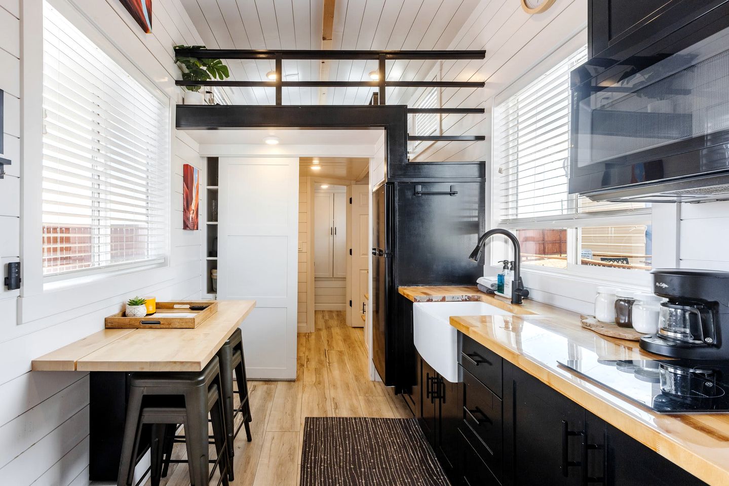 Nature Lover's Paradise: Private Deck and BBQ at this Stunning Tiny Home in Apple Valley