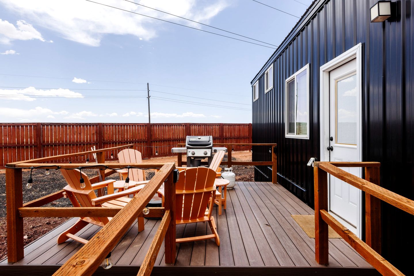 Nature Lover's Paradise: Private Deck and BBQ at this Stunning Tiny Home in Apple Valley