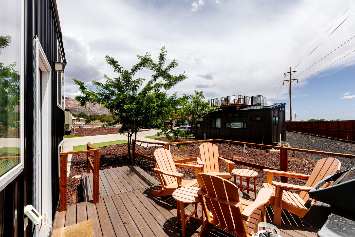 Nature Lover's Paradise: Private Deck and BBQ at this Stunning Tiny Home in Apple Valley