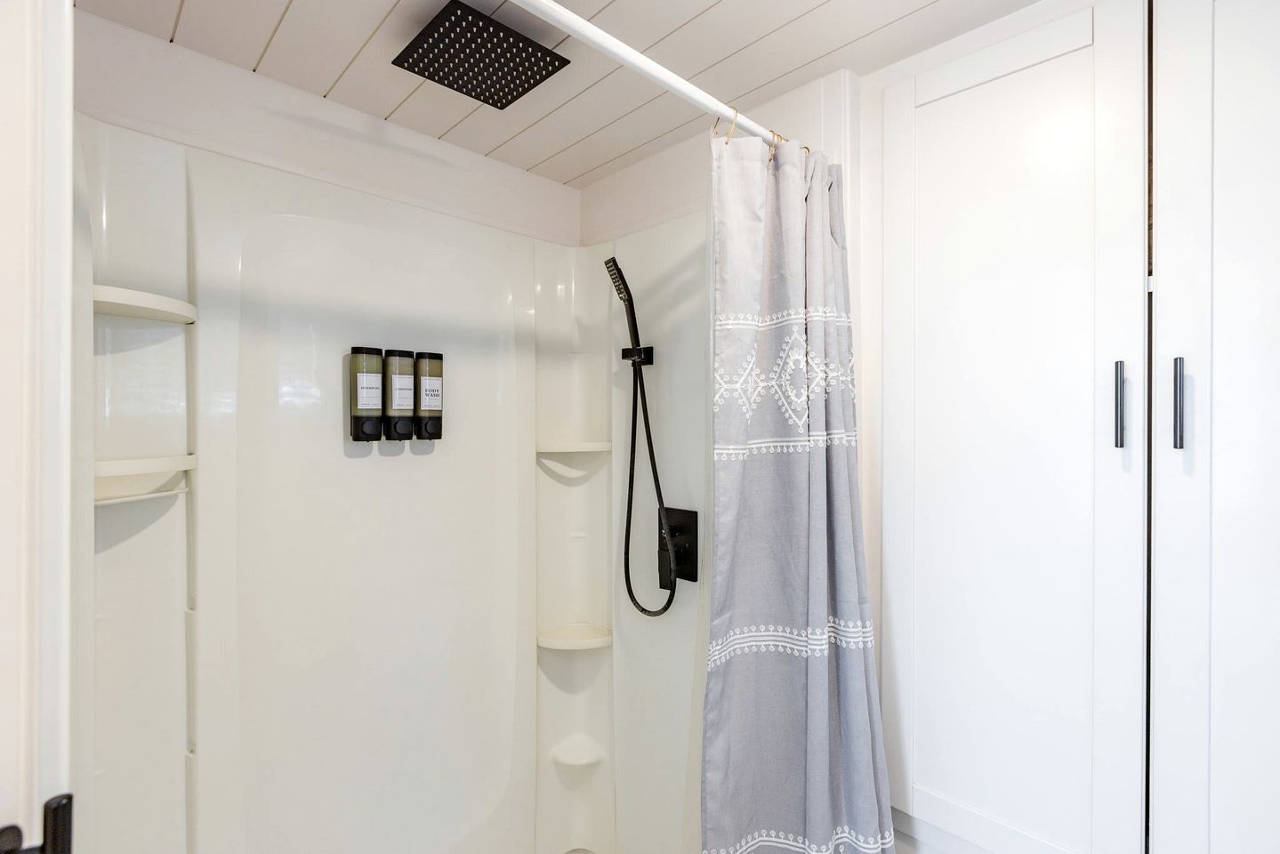 Nature Lover's Paradise: Private Deck and BBQ at this Stunning Tiny Home in Apple Valley