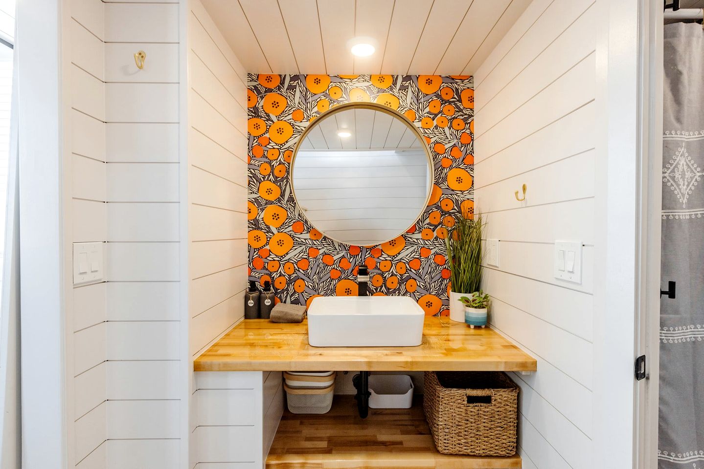 Nature Lover's Paradise: Private Deck and BBQ at this Stunning Tiny Home in Apple Valley