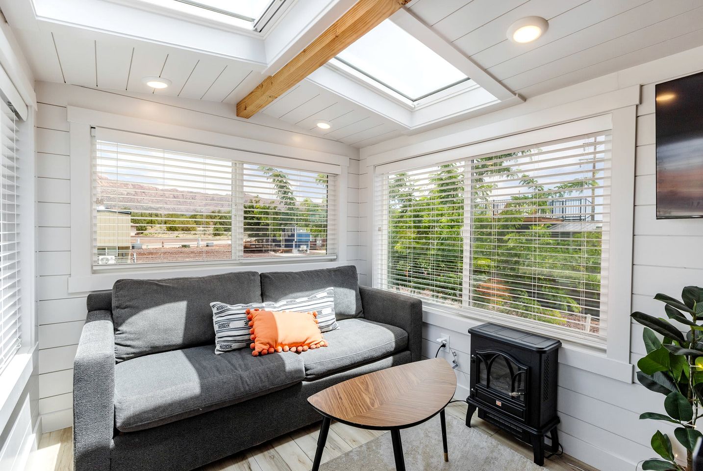 Nature Lover's Paradise: Private Deck and BBQ at this Stunning Tiny Home in Apple Valley