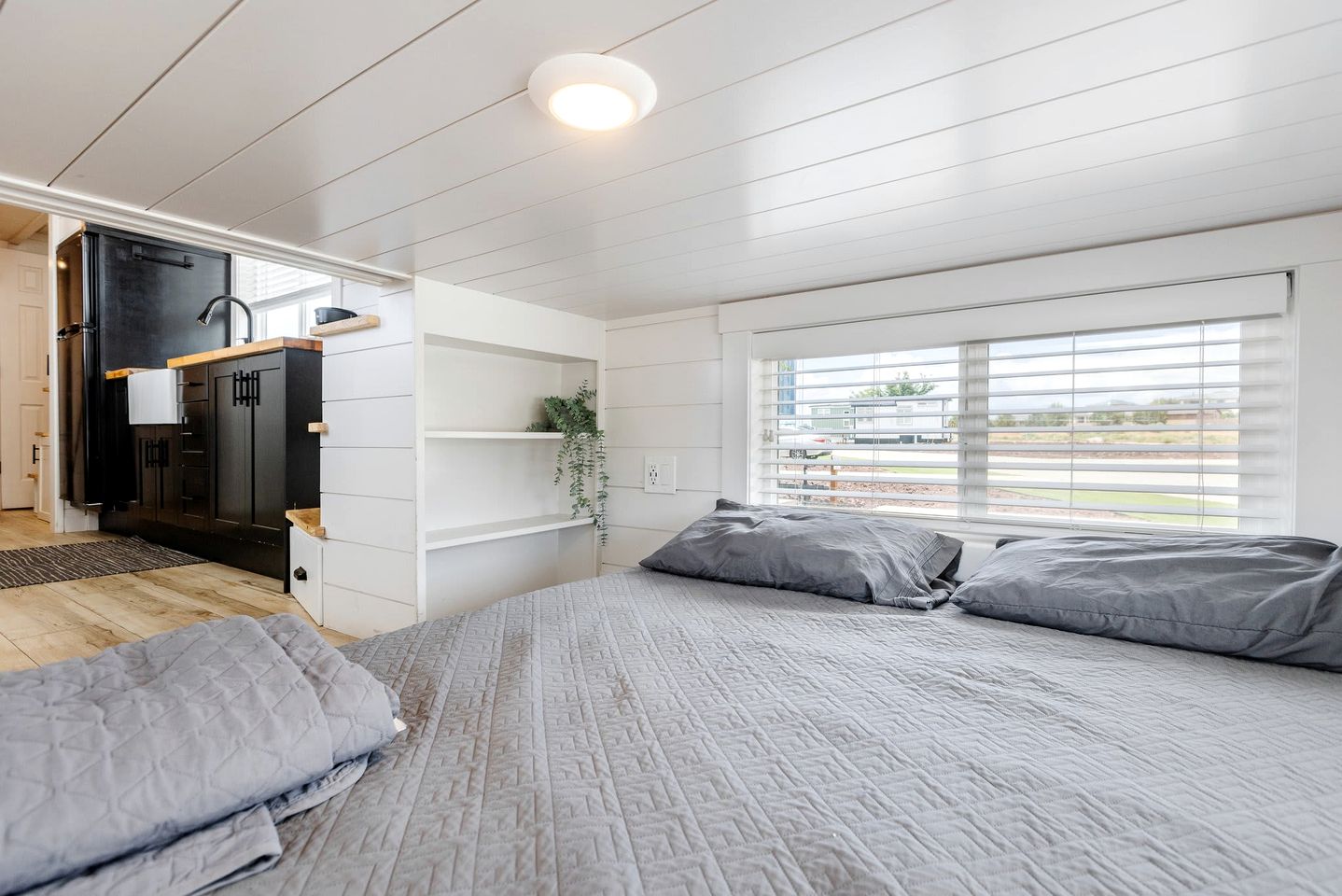 Nature Lover's Paradise: Private Deck and BBQ at this Stunning Tiny Home in Apple Valley