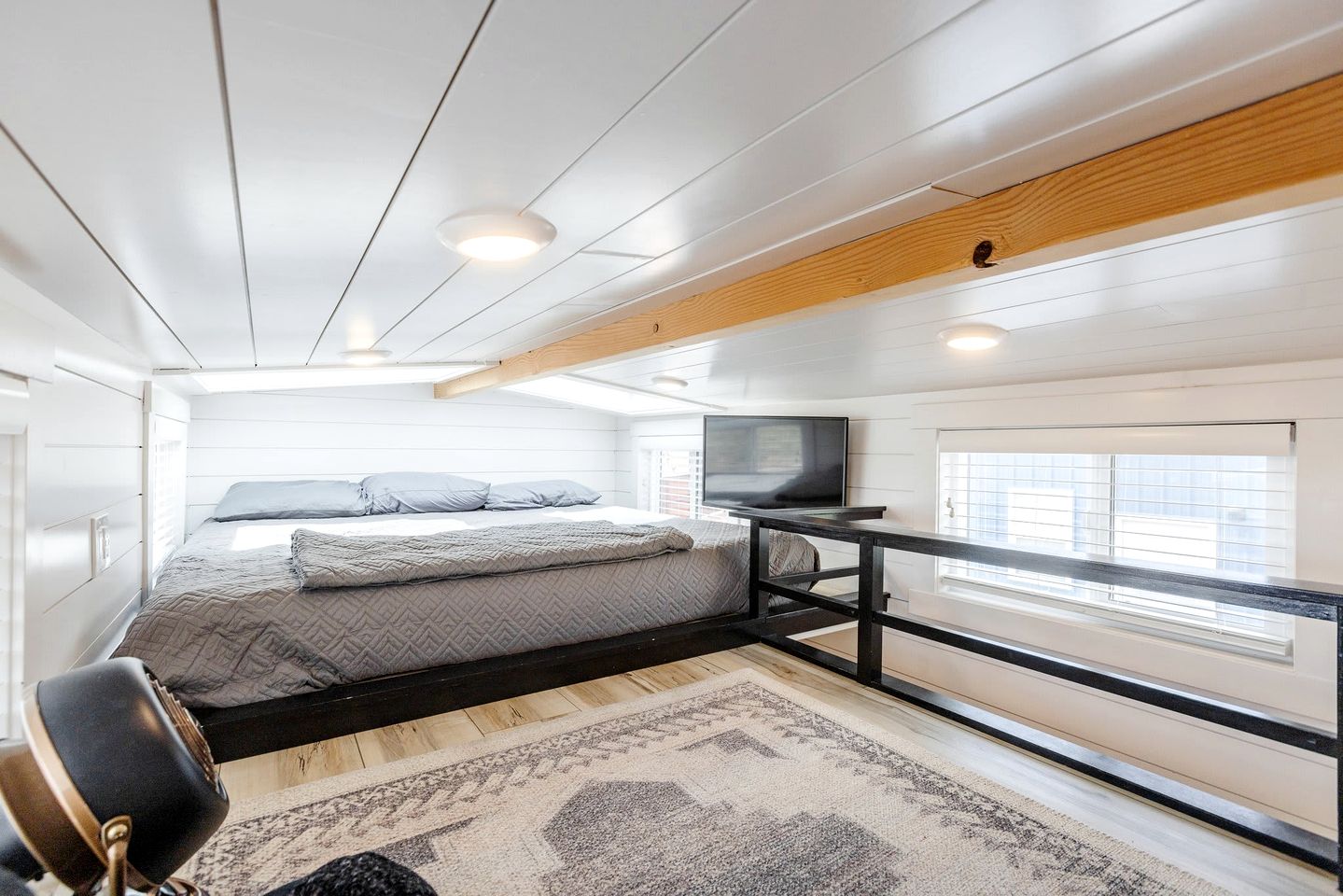 Nature Lover's Paradise: Private Deck and BBQ at this Stunning Tiny Home in Apple Valley