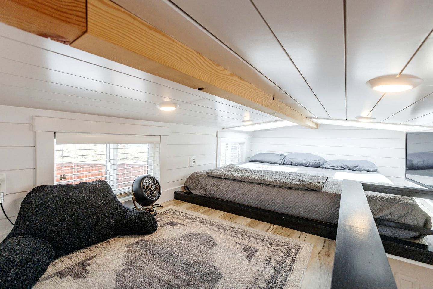 Nature Lover's Paradise: Private Deck and BBQ at this Stunning Tiny Home in Apple Valley