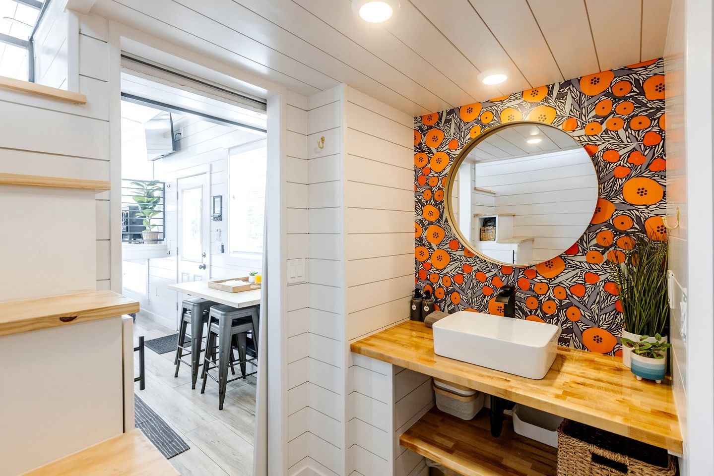 Nature Lover's Paradise: Private Deck and BBQ at this Stunning Tiny Home in Apple Valley