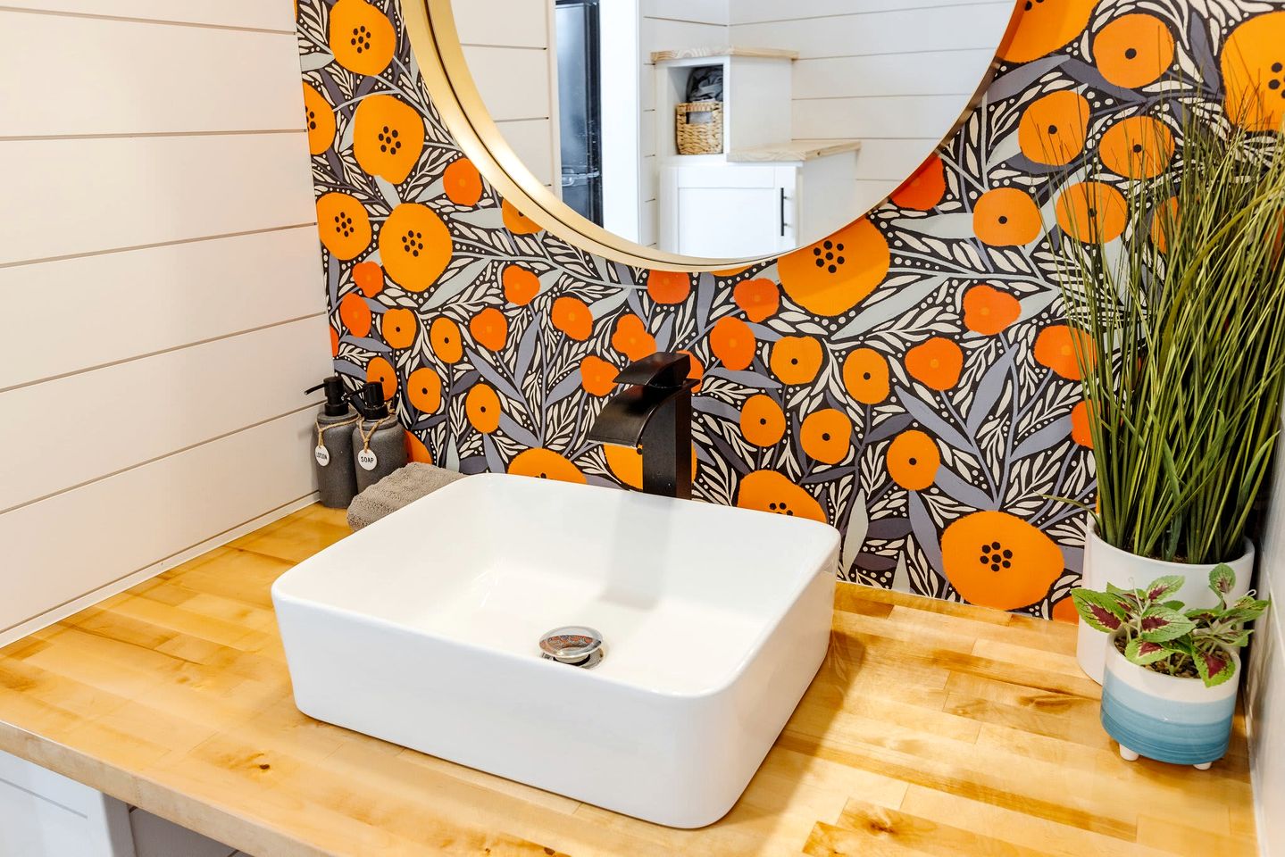 Nature Lover's Paradise: Private Deck and BBQ at this Stunning Tiny Home in Apple Valley