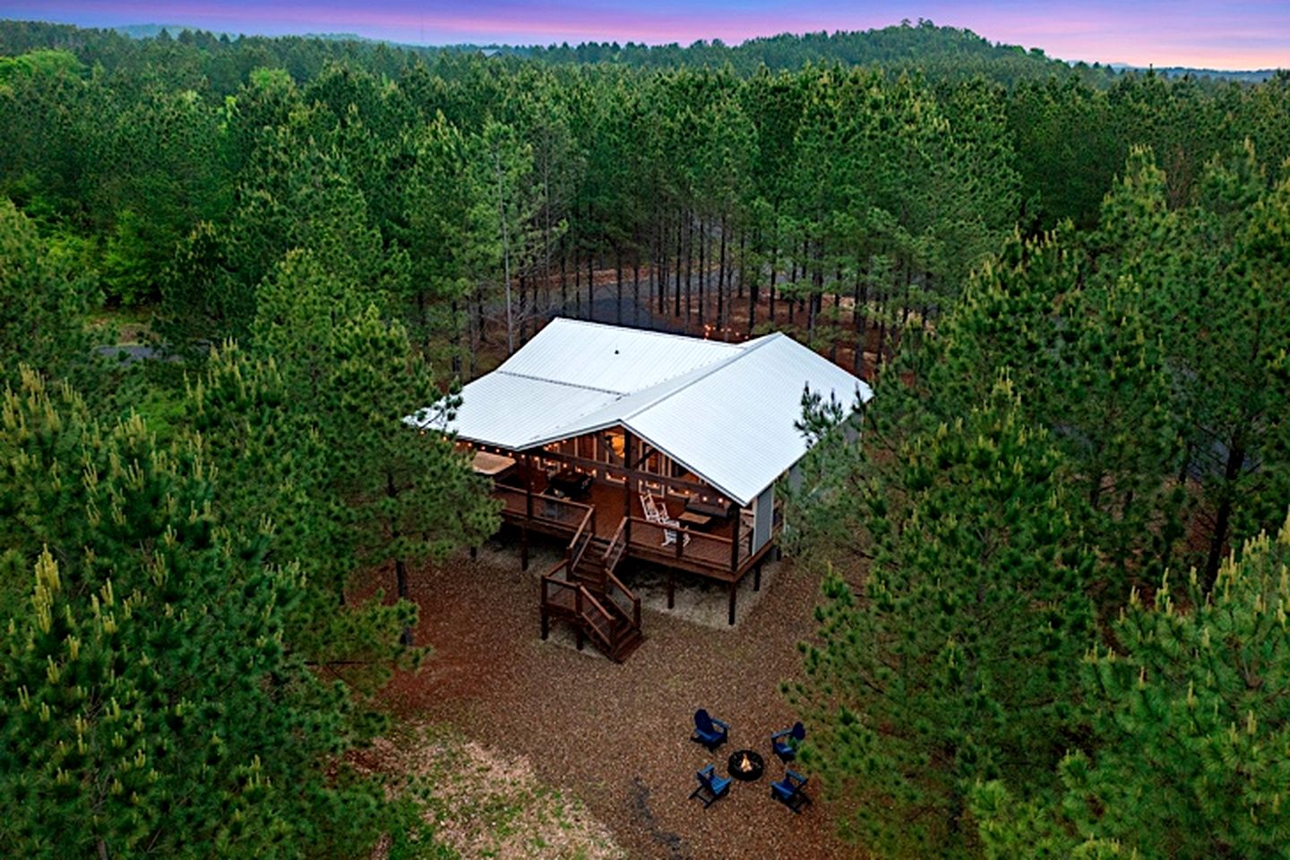 Serene Luxury Cabin Retreat with Private Hot Tub near Broken Bow Lake, Hochatown Oklahoma