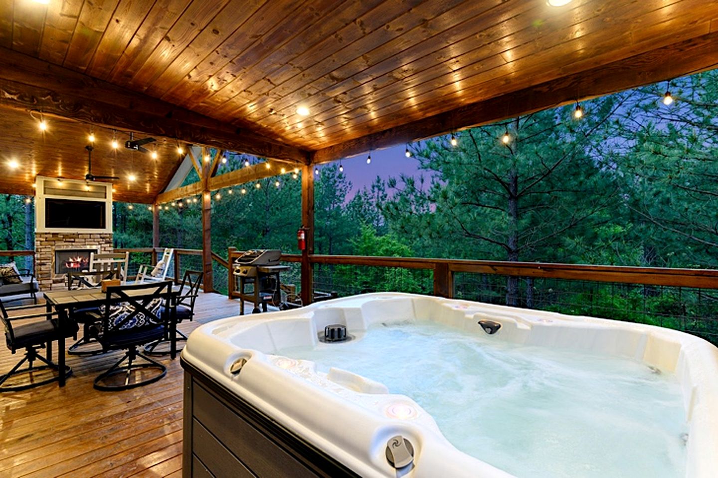 Serene Luxury Cabin Retreat with Private Hot Tub near Broken Bow Lake, Hochatown Oklahoma
