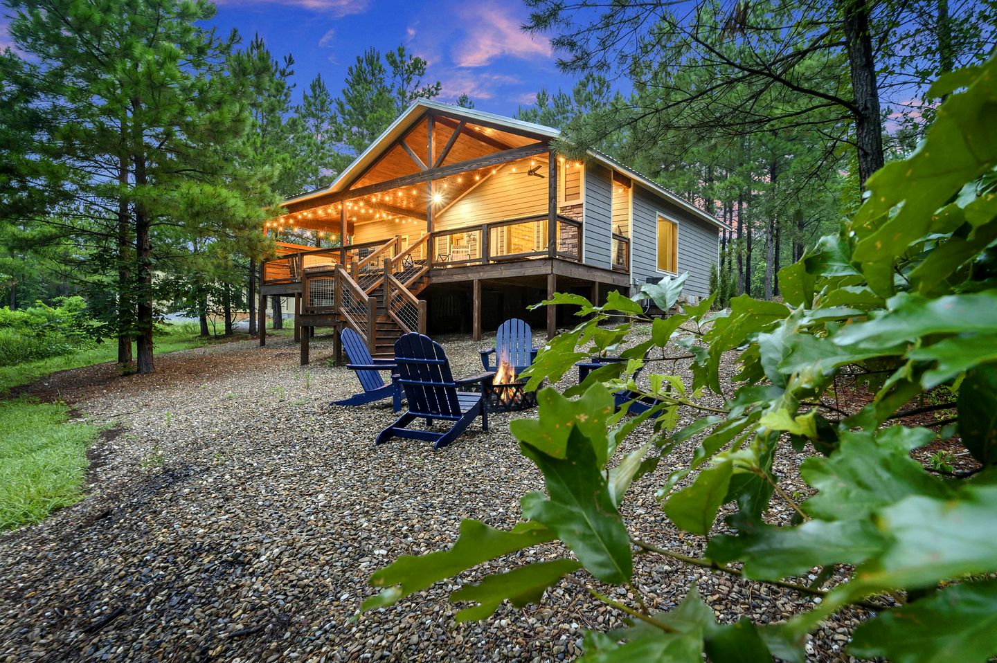 Serene Luxury Cabin Retreat with Private Hot Tub near Broken Bow Lake, Hochatown Oklahoma