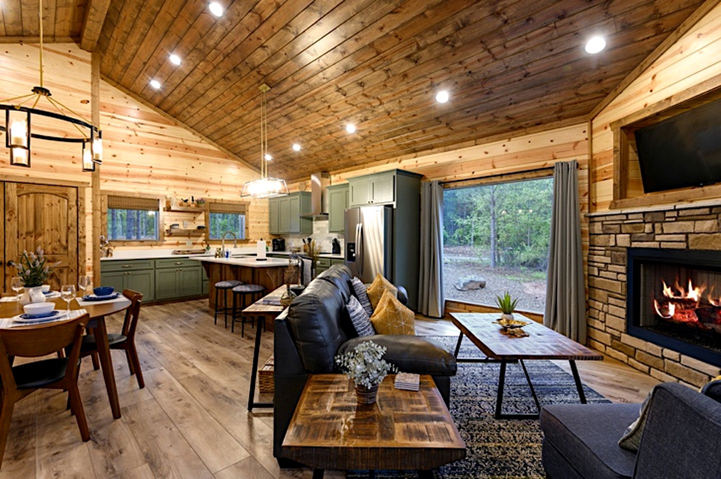 Serene Luxury Cabin Retreat with Private Hot Tub near Broken Bow Lake, Hochatown Oklahoma