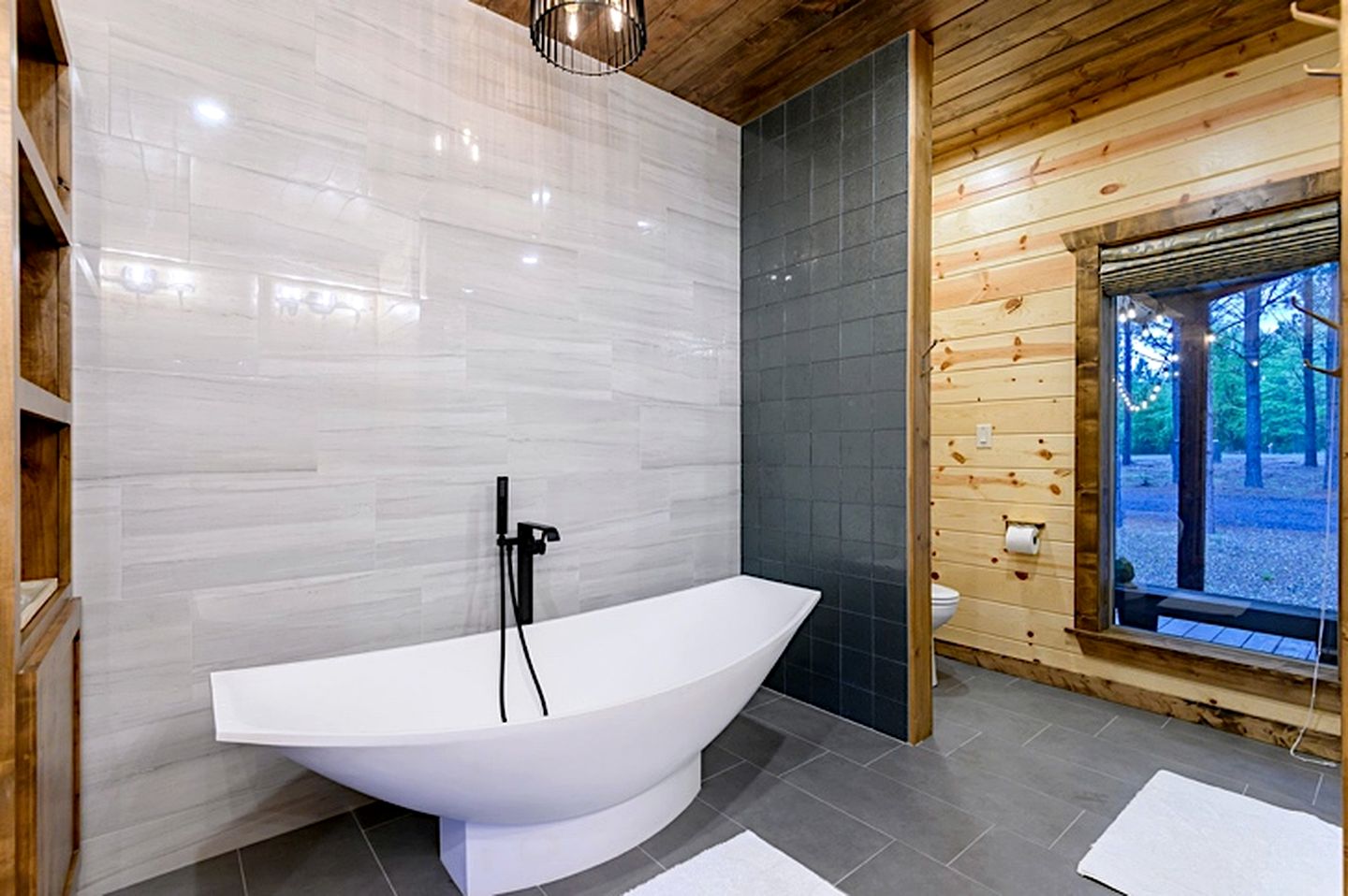 Serene Luxury Cabin Retreat with Private Hot Tub near Broken Bow Lake, Hochatown Oklahoma