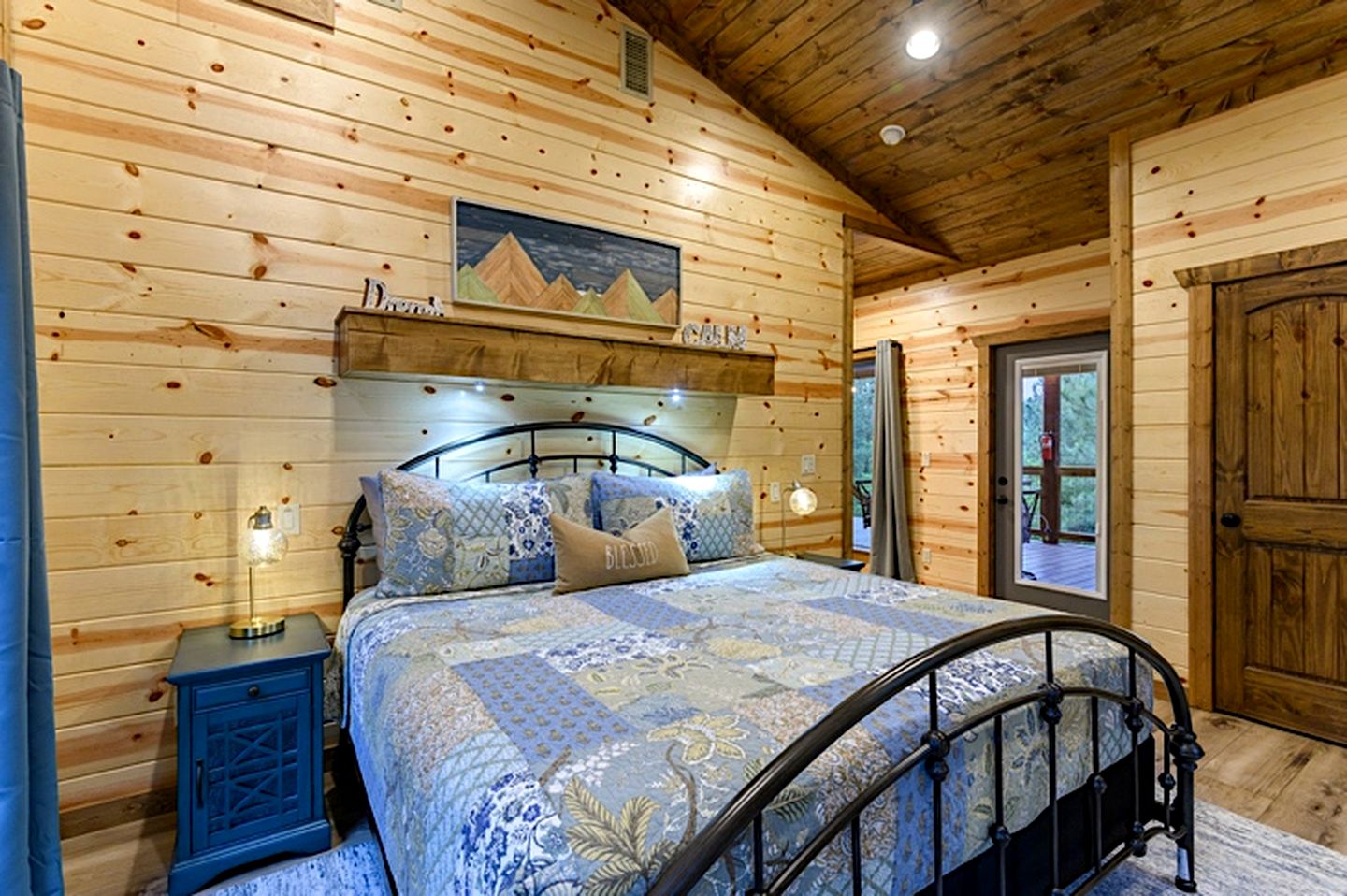 Serene Luxury Cabin Retreat with Private Hot Tub near Broken Bow Lake, Hochatown Oklahoma